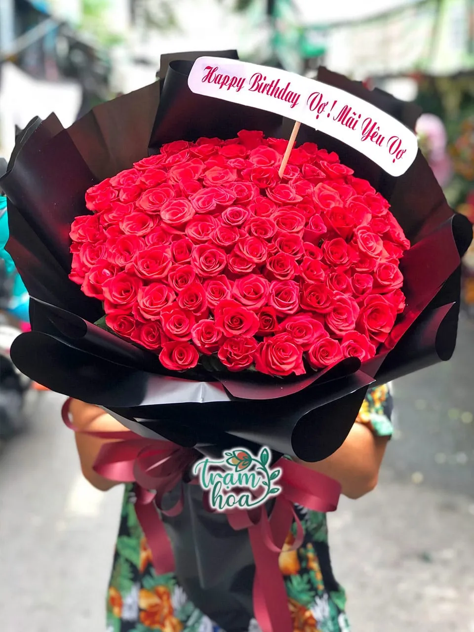 Bó hoa hồng đỏ 100 bông gói giấy đen