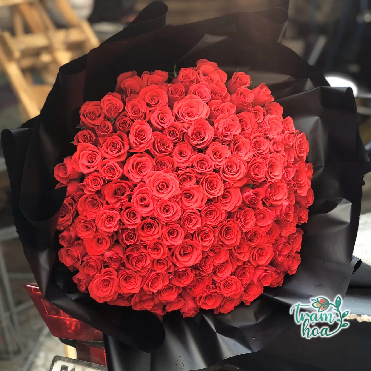 Bó hoa 100 bông hồng đỏ đẹp rực rỡ