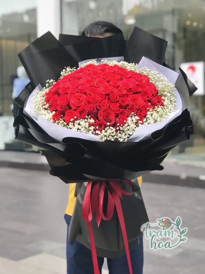 Bó hoa 100 bông hồng đỏ viền baby trắng - Trọn Vẹn - B029