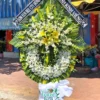 Hoa chia buồn lan trắng kết hợp ly vàng