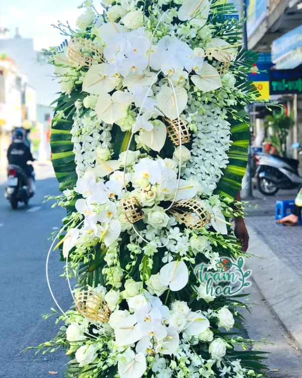 Vòng hoa tang trắng Tưởng Niệm CB028 với hoa cúc, ly và lan, biểu tượng của lòng kính trọng và tiếc thương.