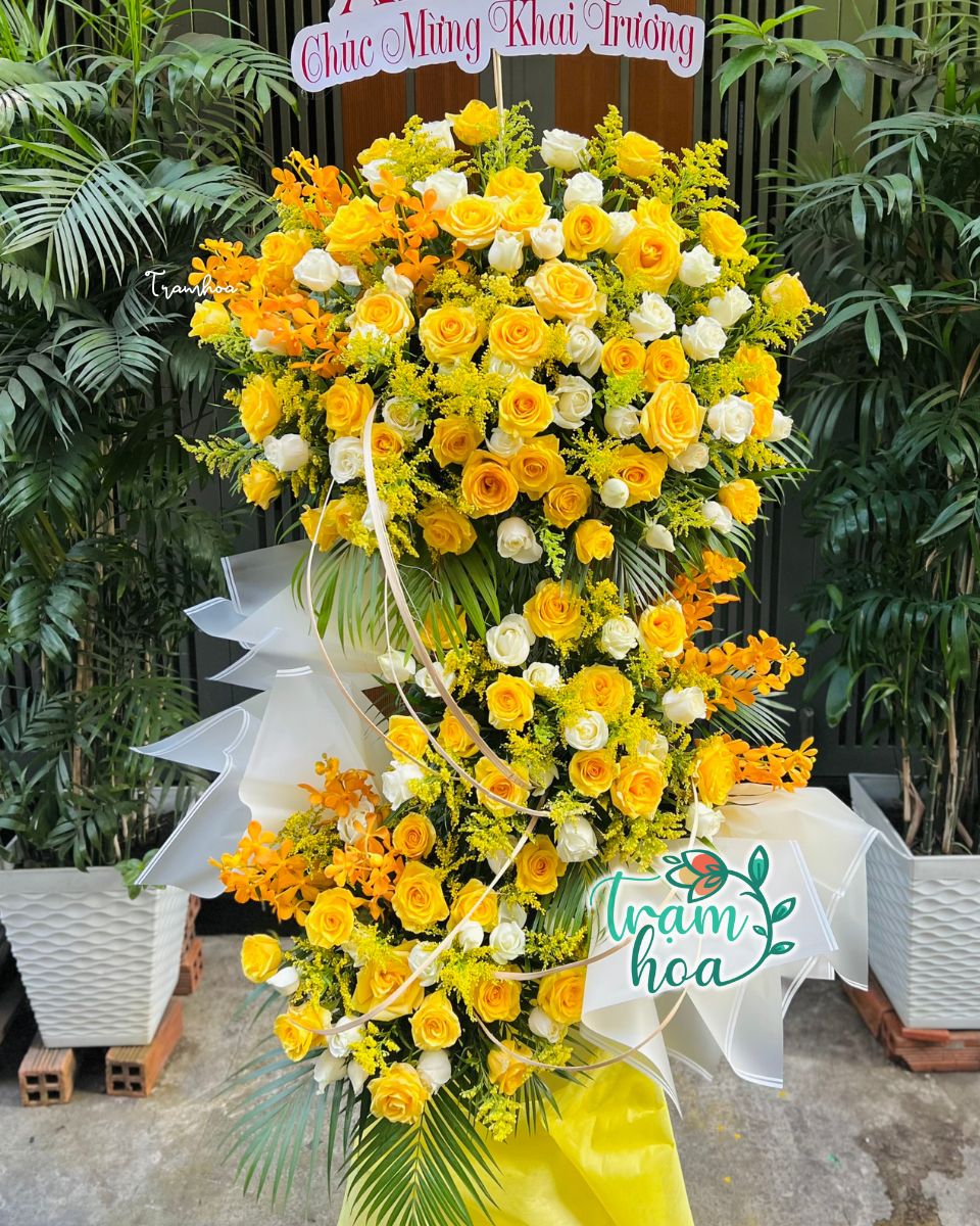 Kệ hoa chúc mừng khai trương màu vàng hiện đại