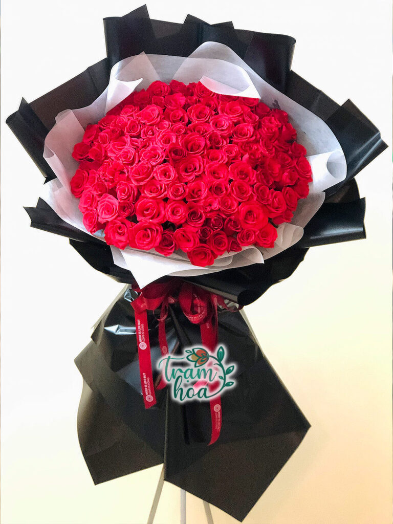 Bó hoa hồng 99 bông hồng đỏ giấy đen mang vẻ đẹp đơn giản mà sang trọng
