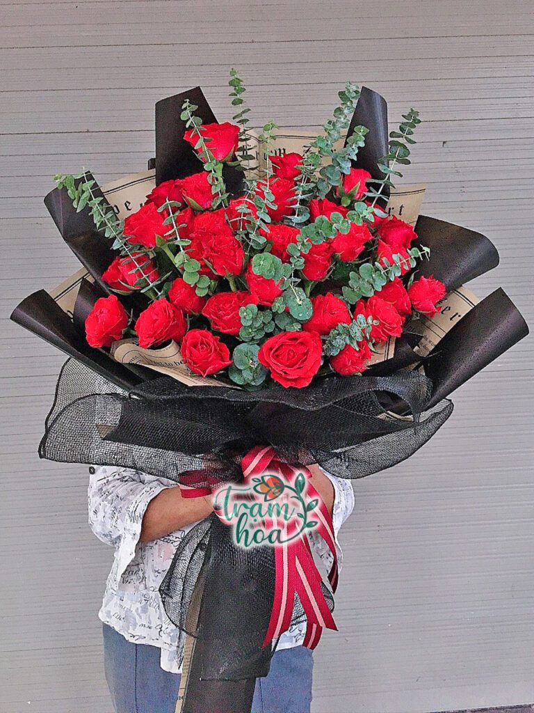 Bó hoa hồng đỏ gói giấy đen chứa sắc thái huyền bí