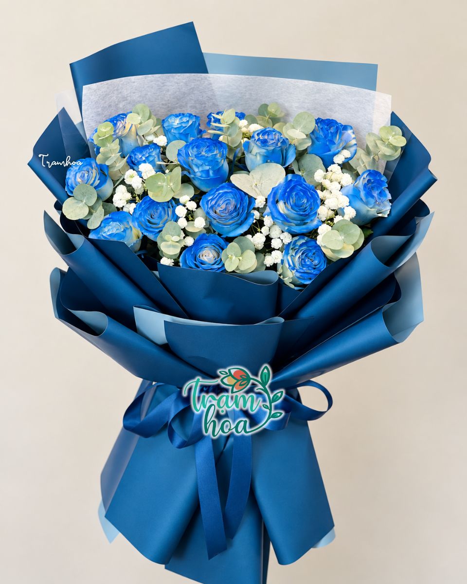Bó hoa Bên Em B094 tone xanh dương với hoa hồng trắng phun xanh