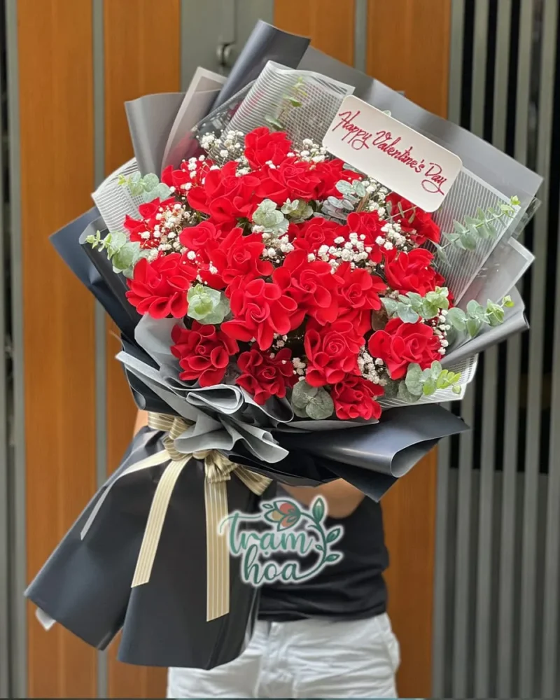Bó hoa The First B097 là sự kết hợp đầy duy dáng giữa những cánh hồng đỏ nhẹ nhàng, dễ thương và baby trắng đầy lãng mạn, mang đầy không khí của một mùa yêu đang đến.