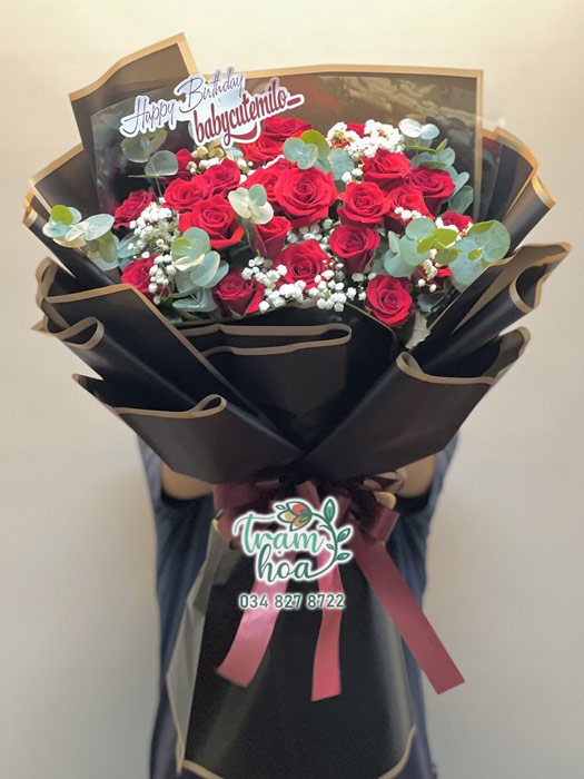 Bó hoa hồng đỏ gói giấy đen phù hợp để tặng trong mọi dịp / lễ
