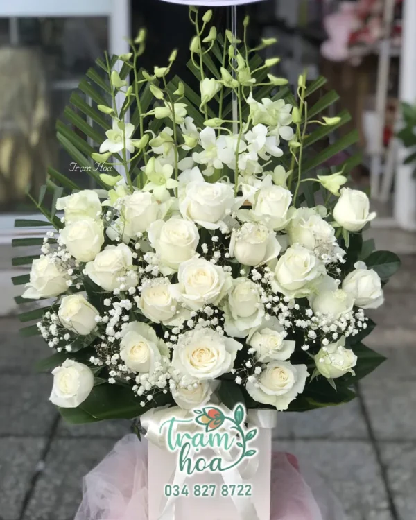 Lẵng hoa đám giỗ, lẵng hoa tang để bàn từ hoa hồng trắng và lan thái trắng