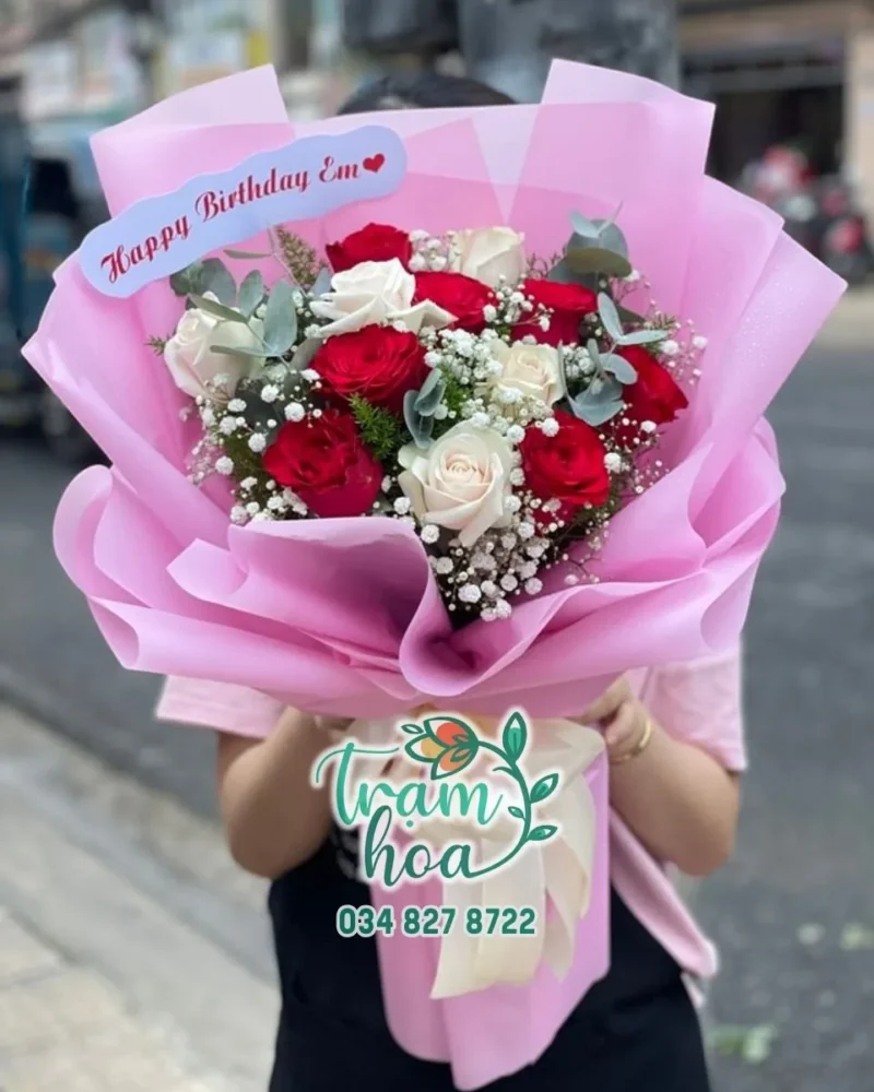 Bó hoa B065 với kích thước nhỏ hơn, thay giấy hồng