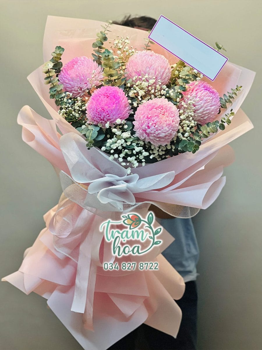 Bó hoa Ánh Hồng N007 với cúc hồng và baby trắng, gói giấy hồng nhạt và nơ trắng