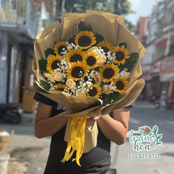 Nhan vien tai shop hoa tuoi Phan Thiet luon phuc vu nhiet tinh Nhân viên tại shop hoa tươi Phan Thiết luôn phục vụ nhiệt tình