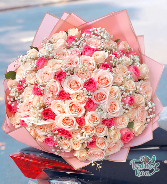 Lời cầu hôn ấn tượng bằng bó hoa hồng khổng lồ