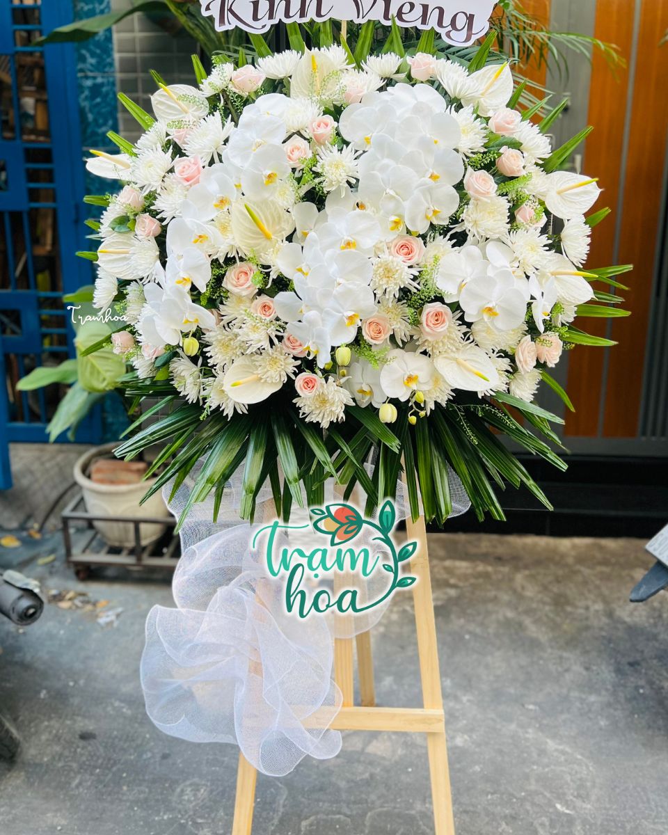 Shop hoa tươi Tân Phú hỗ trợ giao hoa chia buồn tận nơi trong 2h