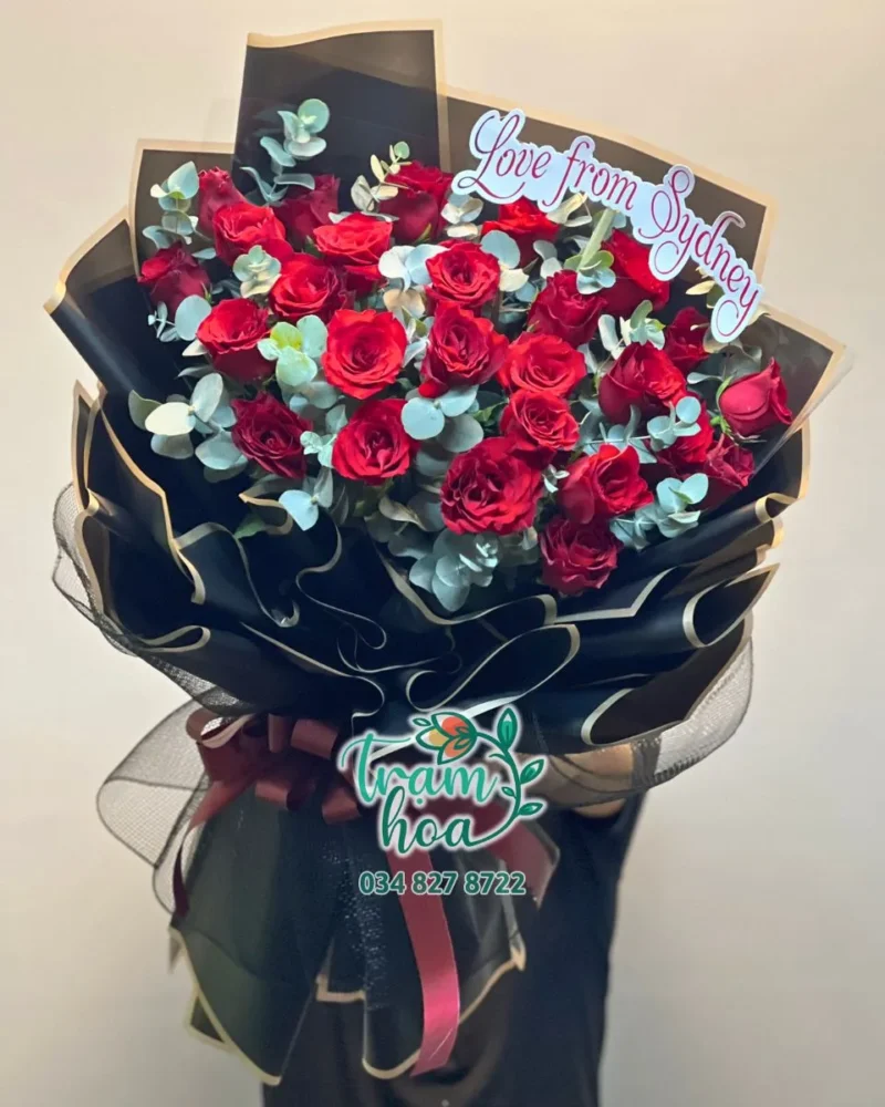 Bó hoa hồng gói giấy đen trang trọng