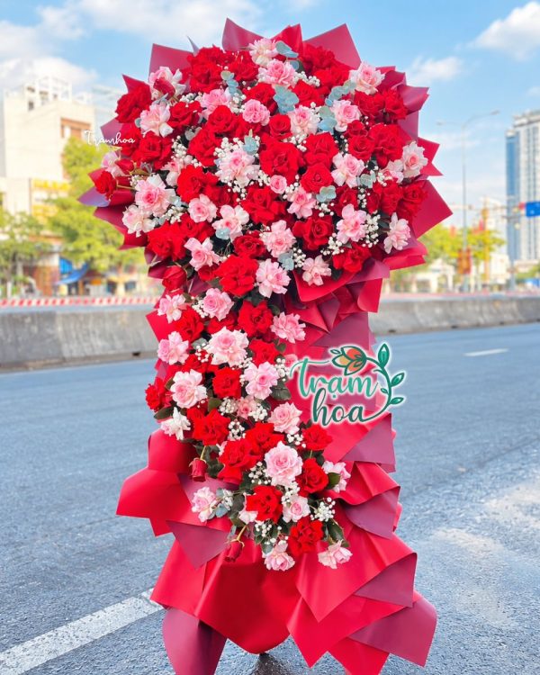 Kệ hoa Congratulations KT010 ba tầng phối hoa hồng đỏ và hồng Lạc Thần