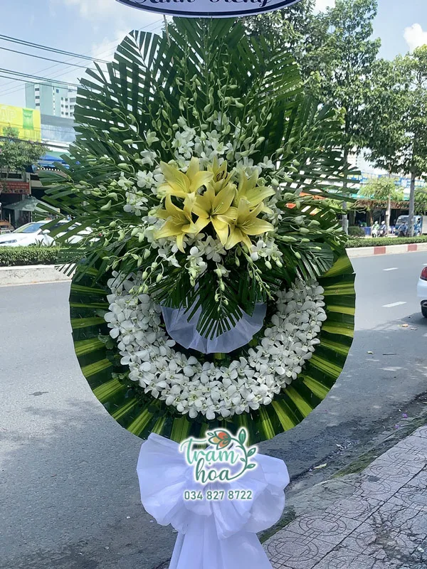 Vong hoa tang le truyen thong mang y nghia sau sac trong dam tang o Tp. Hue Vòng hoa tang lễ truyền thống mang ý nghĩa sâu sắc trong đám tang ở Tp. Huế