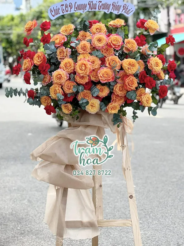 Hoa chúc mừng nghệ thuật làm đẹp thêm cho không gian sự kiện