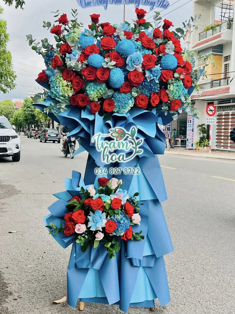 Kệ Hoa Chúc Mừng “Missing Blue” KT152 – Sắc Xanh Dương Thanh Lịch & Mới Mẻ