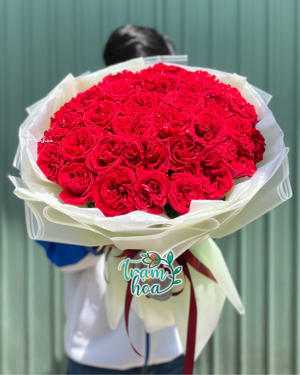 Bó hoa hồng đỏ tượng trưng cho tình yêu nồng cháy