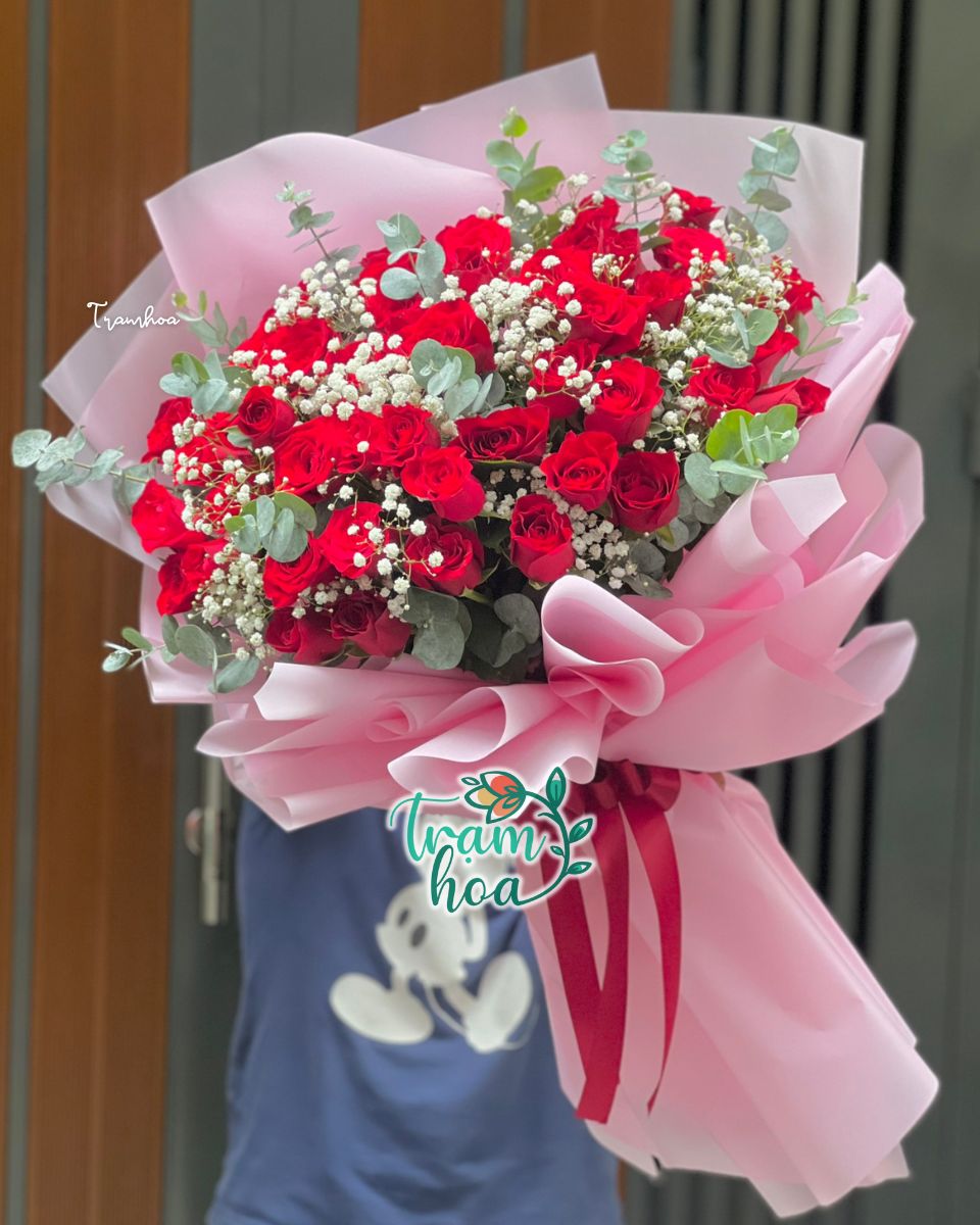 Bó hoa tượng trưng cho tình yêu tone đỏ hồng lãng mạn
