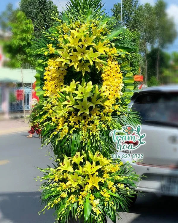 Vòng hoa tang vàng như lời động viên hãy mạnh mẽ và sống vững vàng đến gia quyến