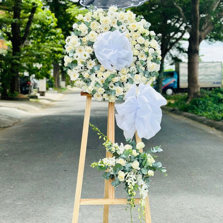 Vòng hoa đám tang trắng phù hợp với tang lễ trang trọng hoặc người mất trẻ