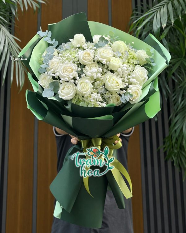 Bó hoa Mộng Mơ B120 với hồng trắng, hoa phụ trắng và lá bạc, gói giấy xanh