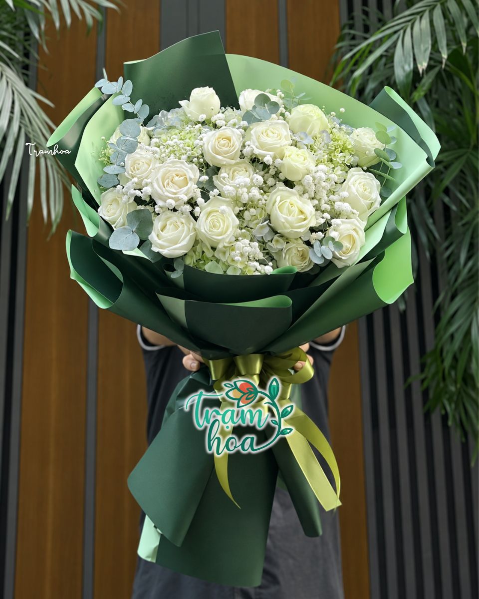 Bó hoa Mộng Mơ B120 với hồng trắng, hoa phụ trắng và lá bạc, gói giấy xanh
