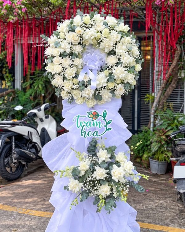 Cách Xa CB114: vòng hoa chia buồn hoa hồng trắng và cúc trắng kết vòng, nơ trắng ở giữa và dưới