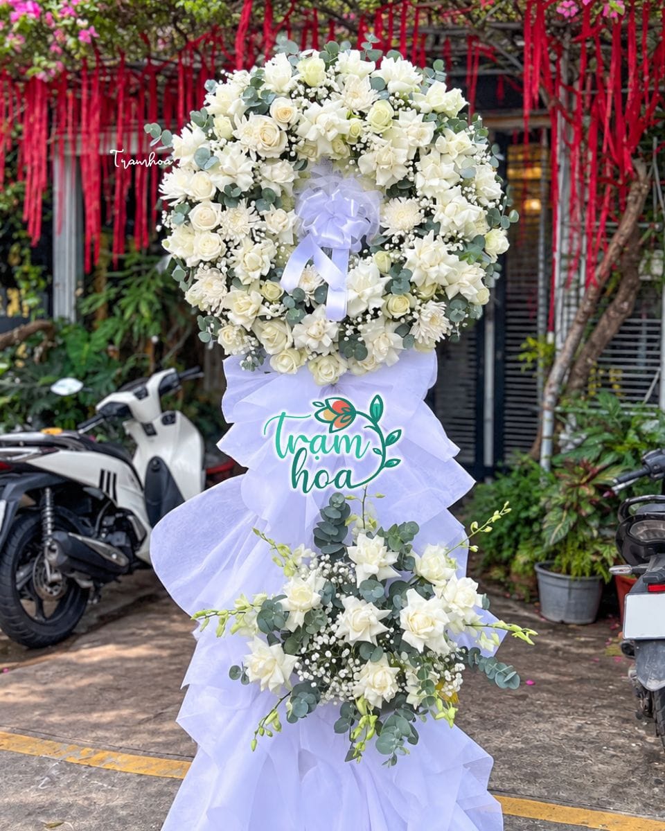 Cách Xa CB114: vòng hoa chia buồn hoa hồng trắng và cúc trắng kết vòng, nơ trắng ở giữa và dưới