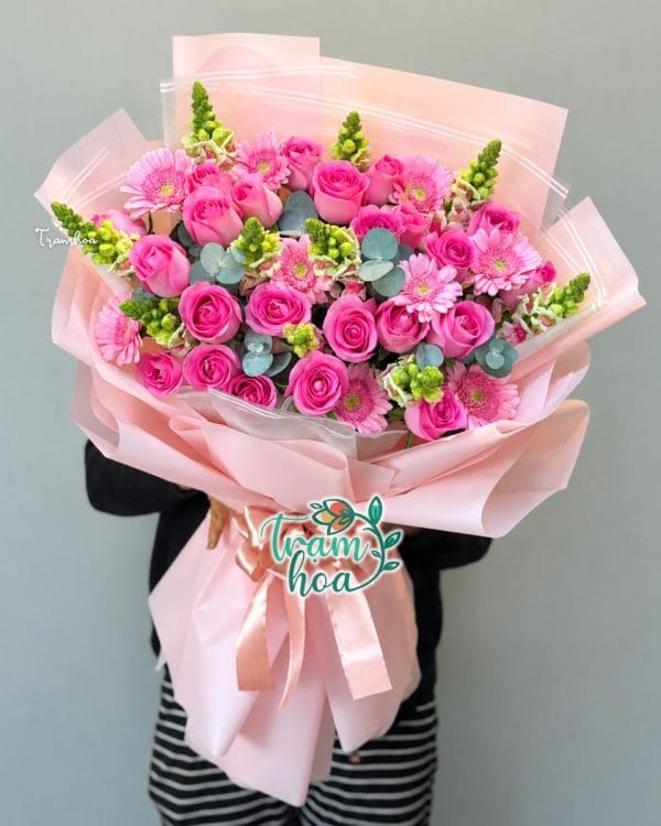 Bó hoa Khoe Sắc B045 với hồng đậm phối cát tường xanh trắng, gói giấy hồng