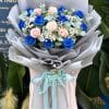 Bó hoa Thanh Bình B057 với hồng xanh và hồng kem, hoa phụ trắng, gói giấy xanh xám