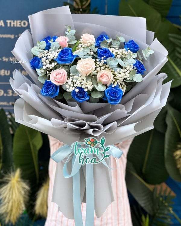 Bó hoa Thanh Bình B057 với hồng xanh và hồng kem, hoa phụ trắng, gói giấy xanh xám