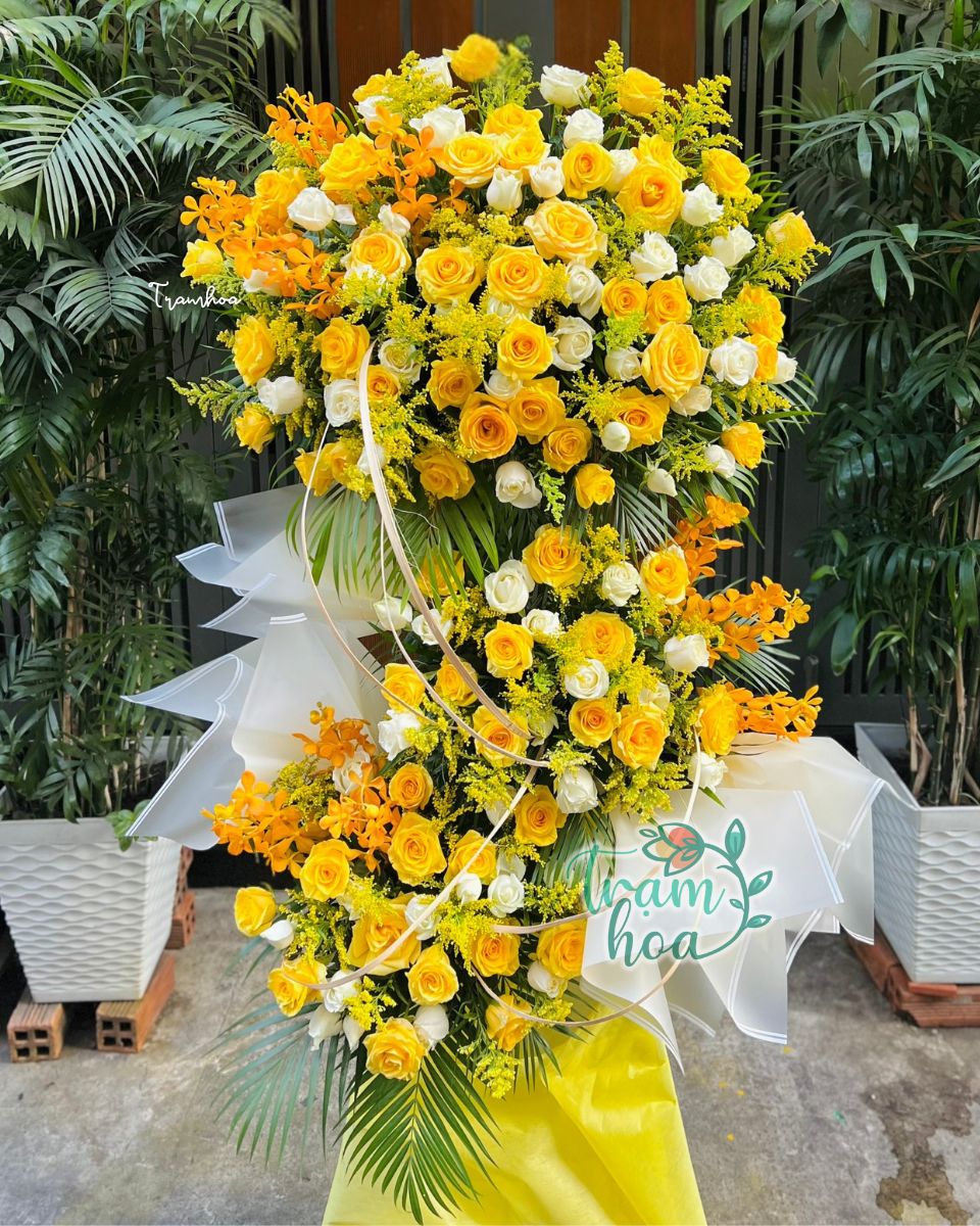 Sắc vàng của kệ hoa Đơm Hoa Kết Trái KT001 tượng trưng cho may mắn và thành công