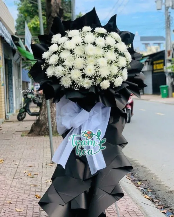 Yên Nghỉ CB068: kệ hoa chia buồn cúc trắng kết tròn viền giấy đen, nơ trắng