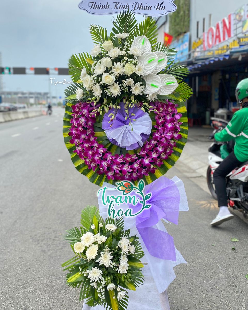 Shop hoa tươi Hóc Môn cung cấp nhiều mẫu hoa chia buồn trang trọng, hỗ trợ giao hoa tận nơi