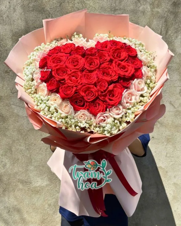 Bó hoa Forever Love B012 với hồng đỏ hình trái tim, viền hồng nhạt và baby trắng, gói giấy hồng