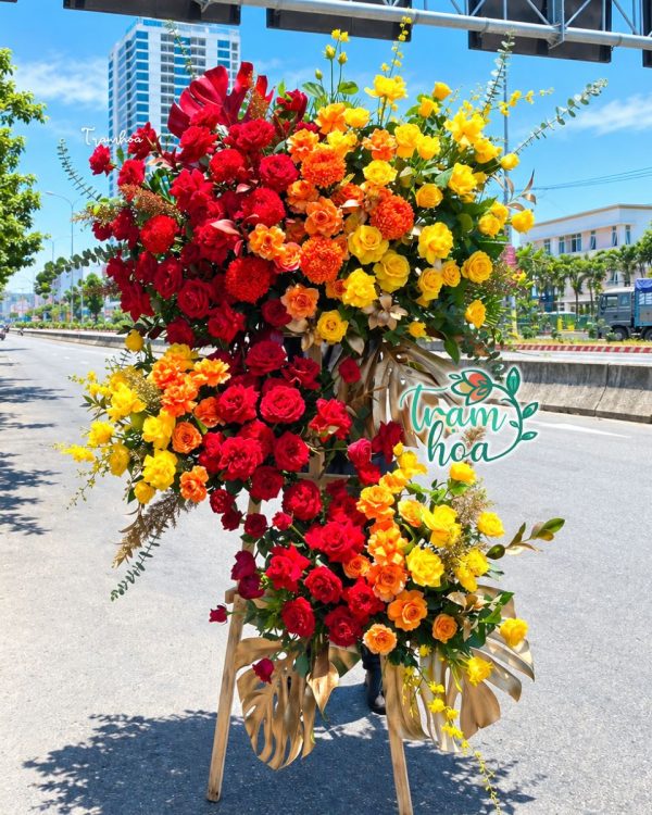 Kệ hoa Ngọc Bội KT178 ba tầng phối hồng đỏ, hồng vàng, hồng cam và cúc mẫu đơn cam