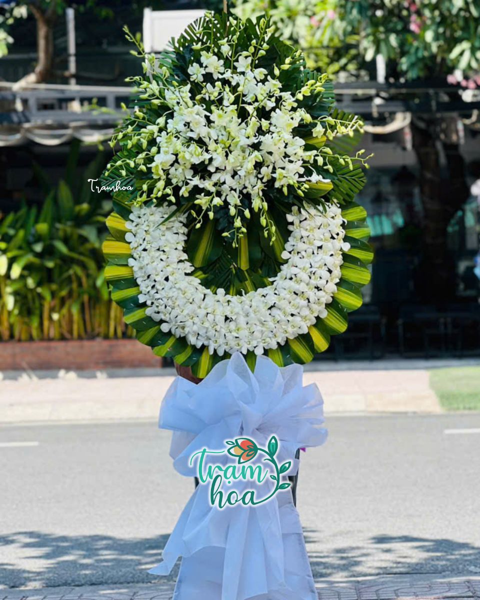 Vong hoa chia buon tone trang trang trong tai Tram Hoa Binh Duong Vòng hoa chia buồn tone trắng trang trọng tại Trạm Hoa Bình Dương