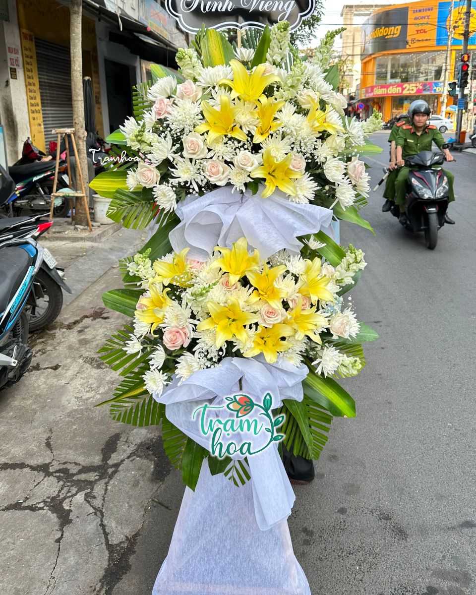 Shop hoa tươi Cam Lâm hỗ trợ khách hàng giao hoa viếng tận nhà, có gửi hình xác nhận