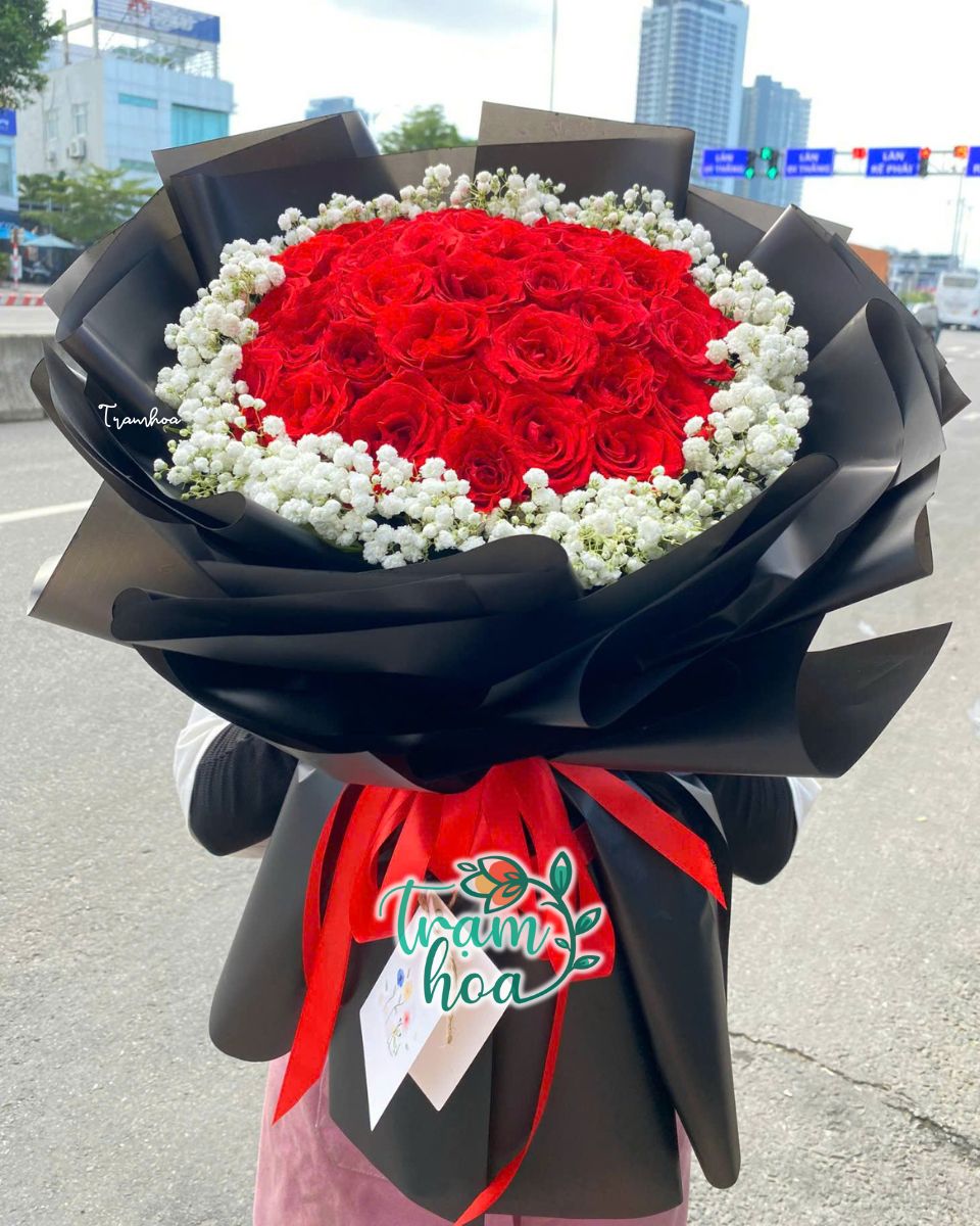 Bó hoa cầu hôn từ hồng đỏ giấy đen – Biểu tượng của tình yêu nồng nàn, mãnh liệt