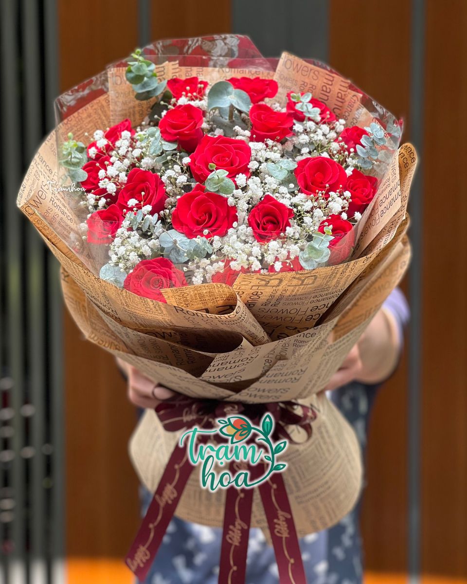 Bó hoa hồng đỏ gói giấy báo thay lời cầu hôn mộc mạc nhưng đầy lãng mạn