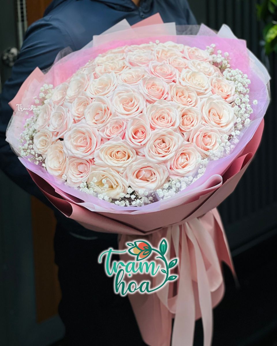 Bó hoa hồng kem pastel nhẹ nhàng nhưng cũng đầy cuốn hút