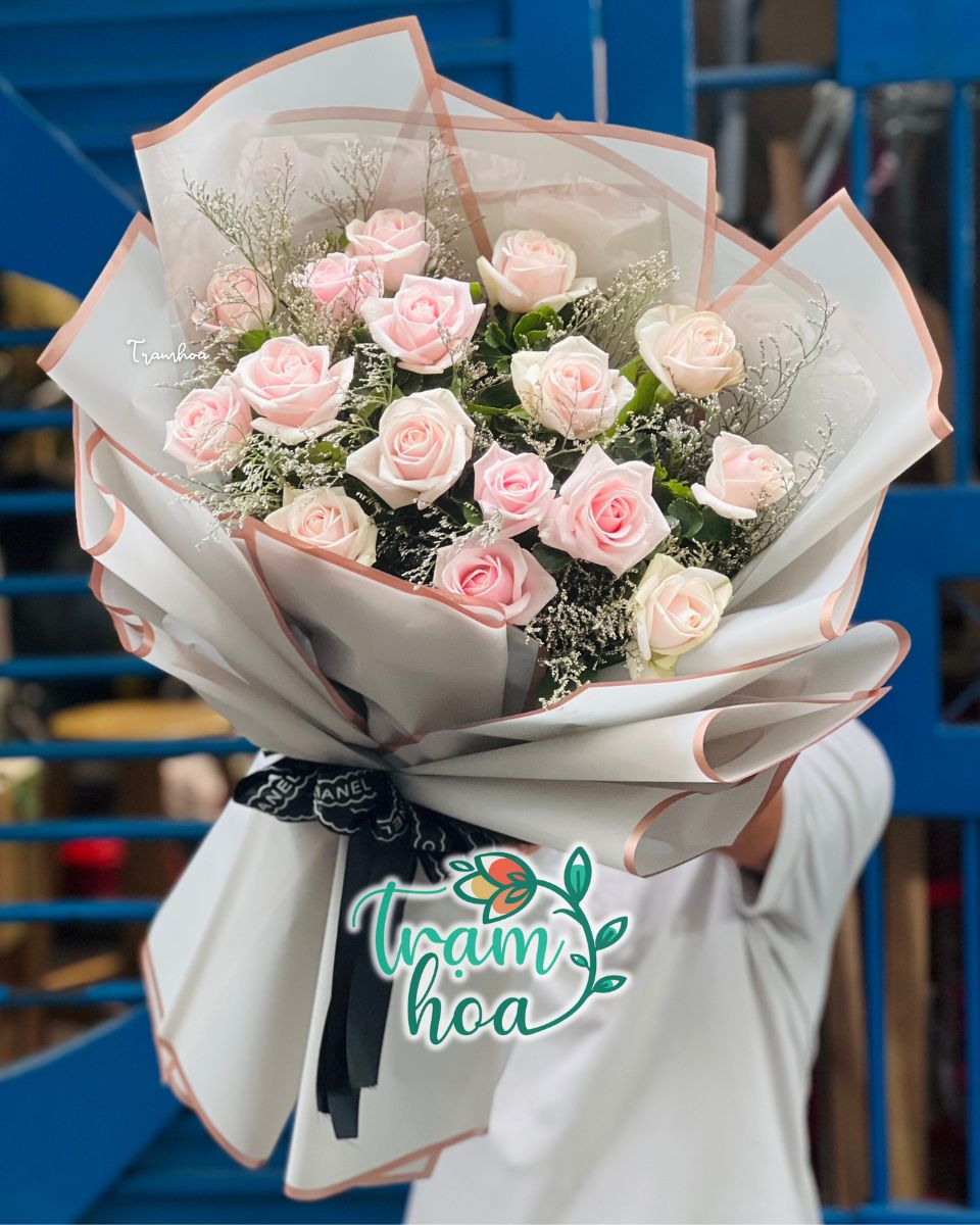 Bó hoa tone Pastel từ hoa hồng kem kết hợp giấy xám trắng
