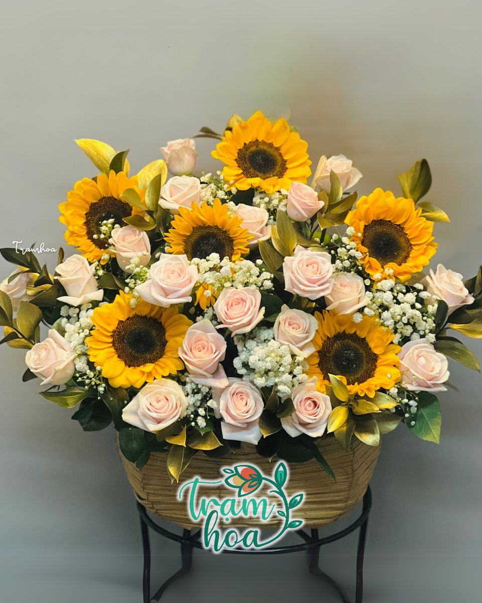 Giỏ hoa hướng dương phối hồng kem chúc mừng