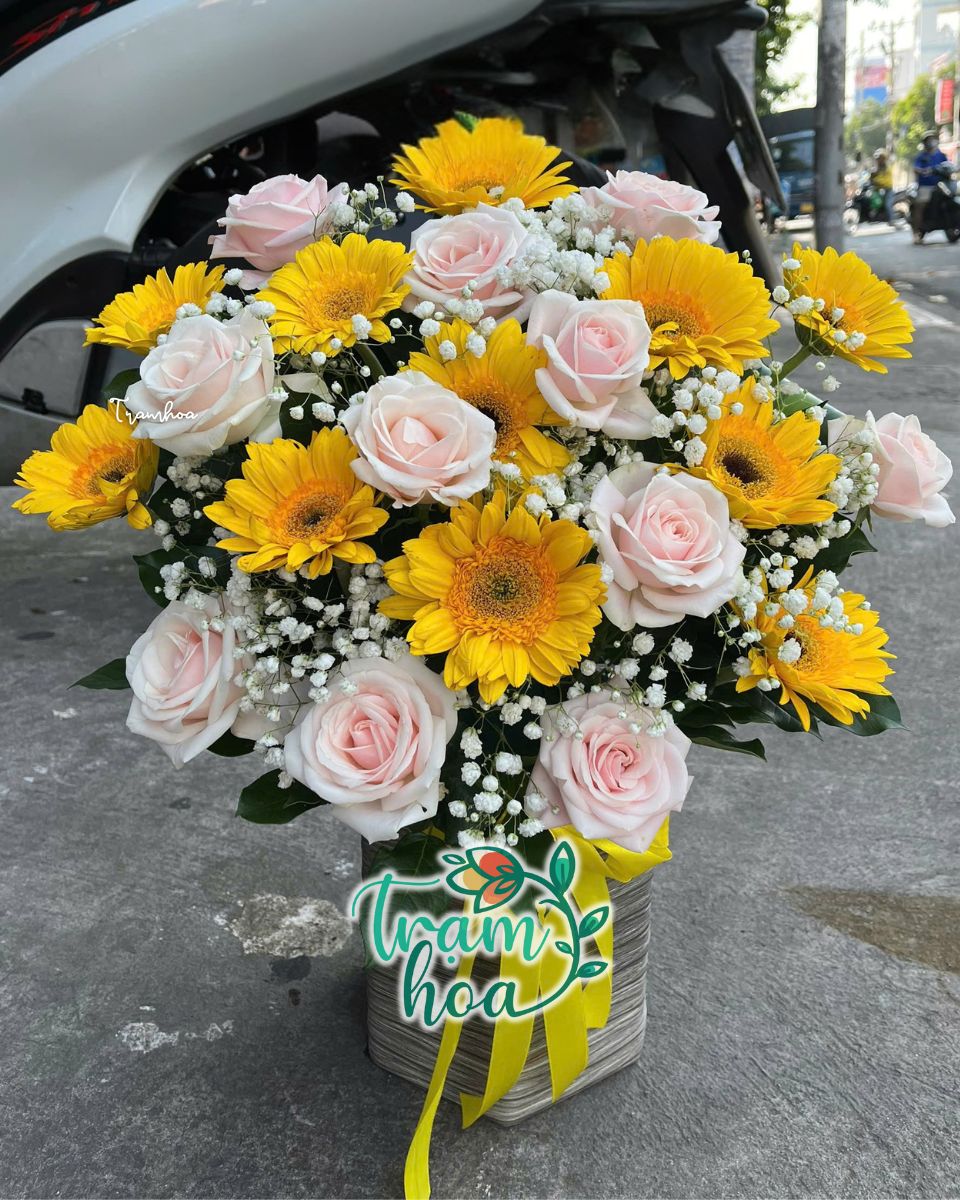 Hoa tặng người lớn tuổi với lời chúc sức khỏe, bình an