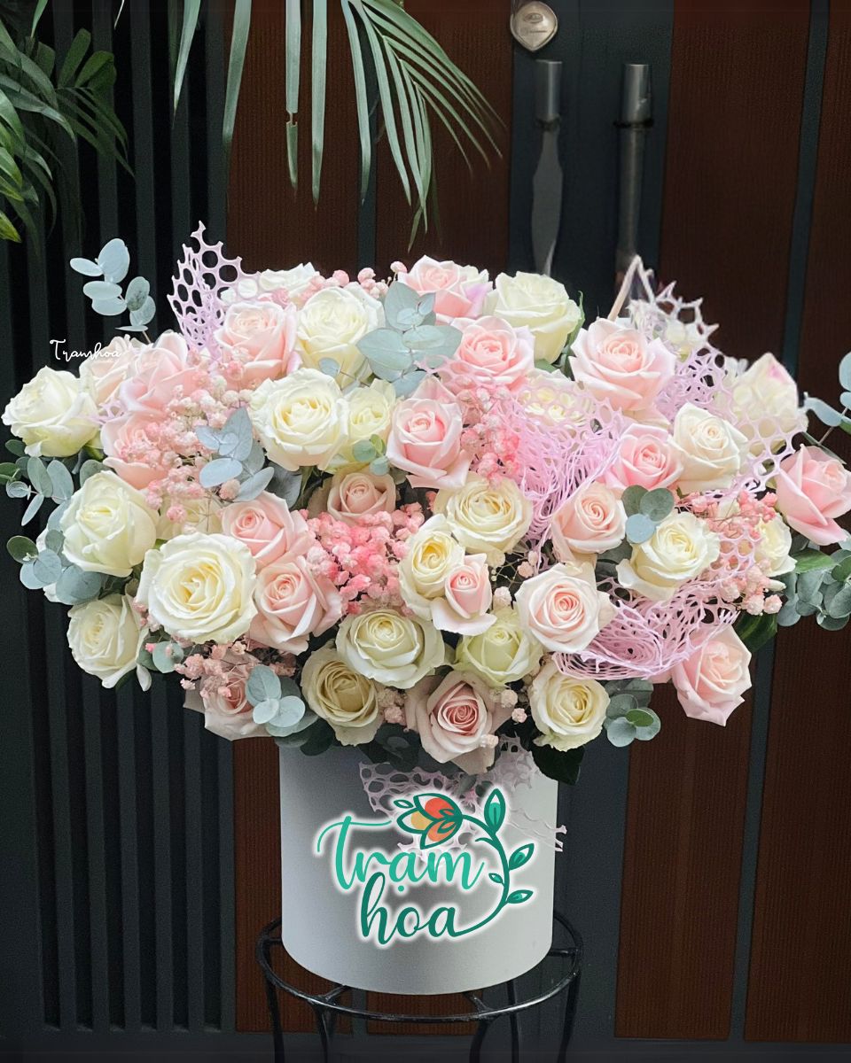 Lẵng hoa tone pastel ngọt ngào- Từ hoa hồng kem và trắng, thích hợp với người yêu thích sự dịu dàng