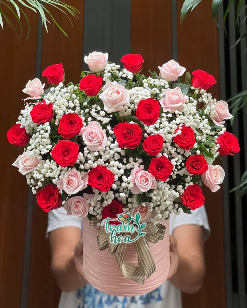 Mẫu hoa tặng khi đến nhà bạn gái lần đầu đẹp lịch sự tại Trạm Hoa