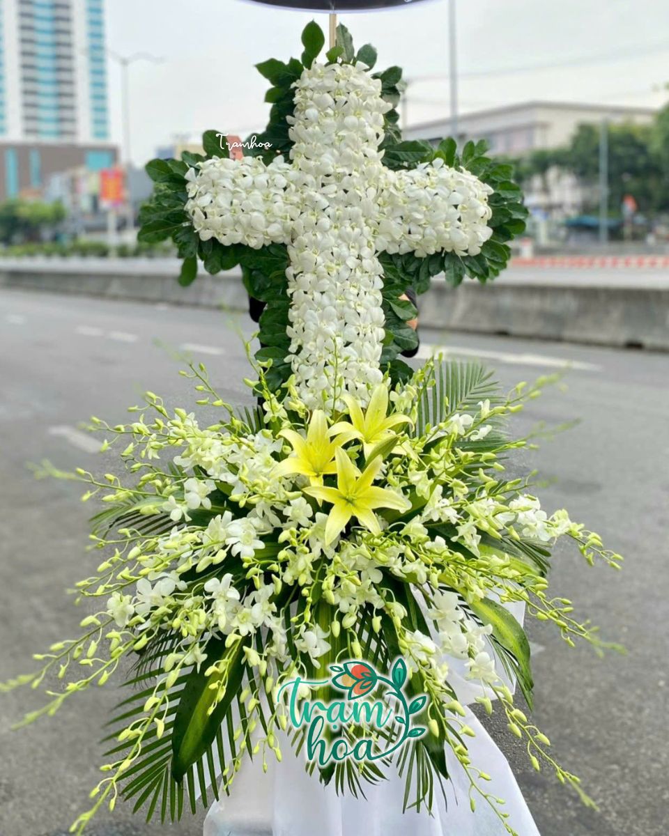 Vòng Hoa Chia Buồn Công Giáo – Thiết kế trang nhã dành riêng cho tang lễ Công Giáo