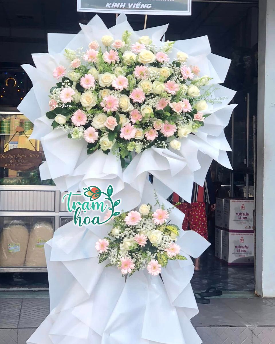 Vòng hoa kết hợp tone trắng – hồng – Biểu trưng cho sự tiếc nuối và tôn kính vĩnh cửu